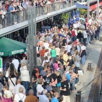 3300_3229 Eine Menschenmenge steht zum Hafengeburtstag an den St. Pauli Landungsbrücken. | 